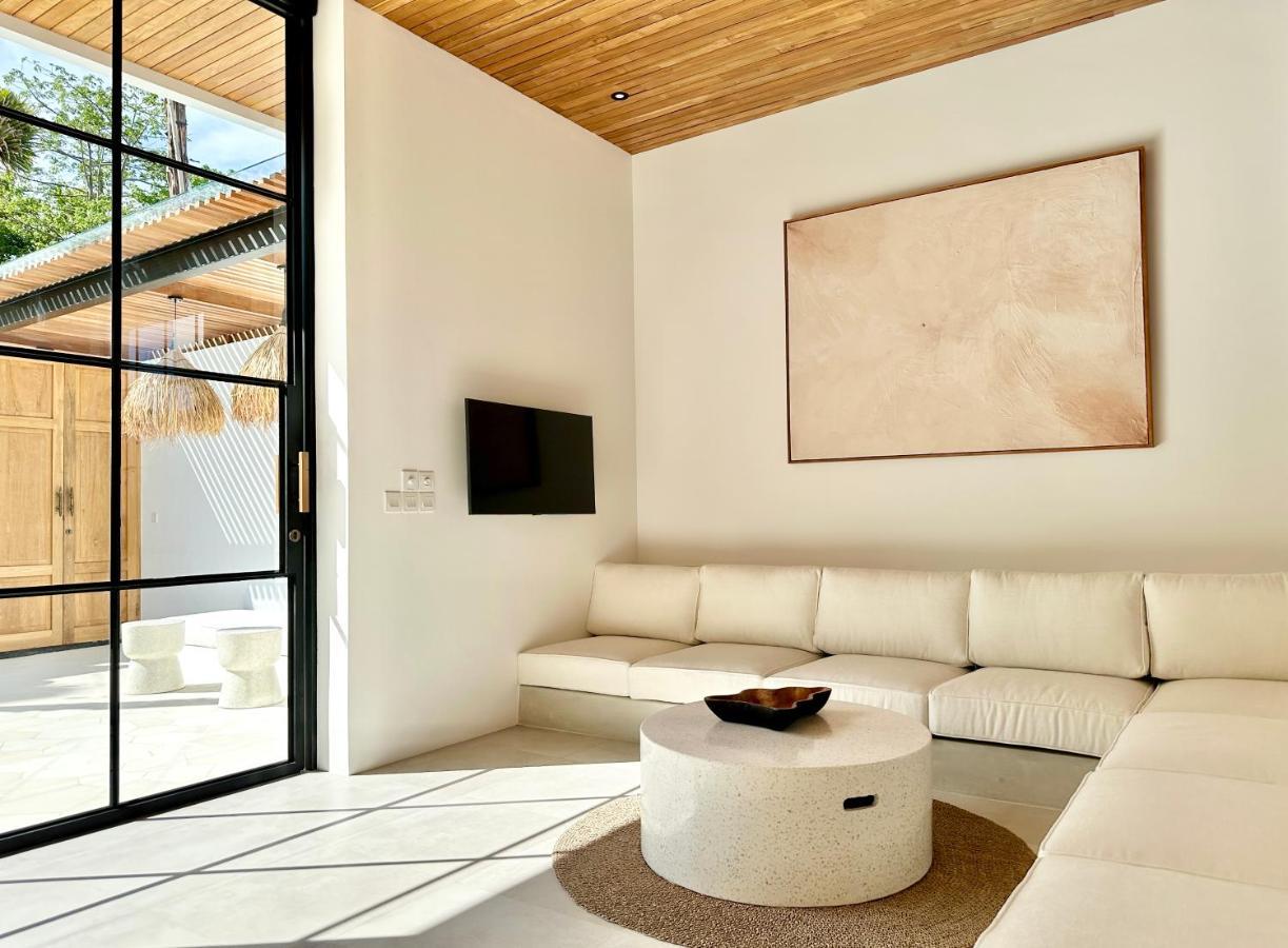 The Suites By The Young Villas Uluwatu Esterno foto