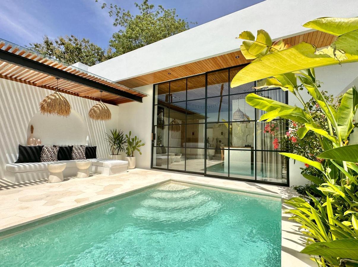 The Suites By The Young Villas Uluwatu Esterno foto