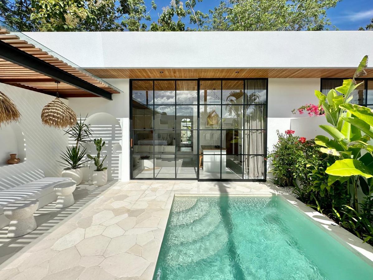 The Suites By The Young Villas Uluwatu Esterno foto
