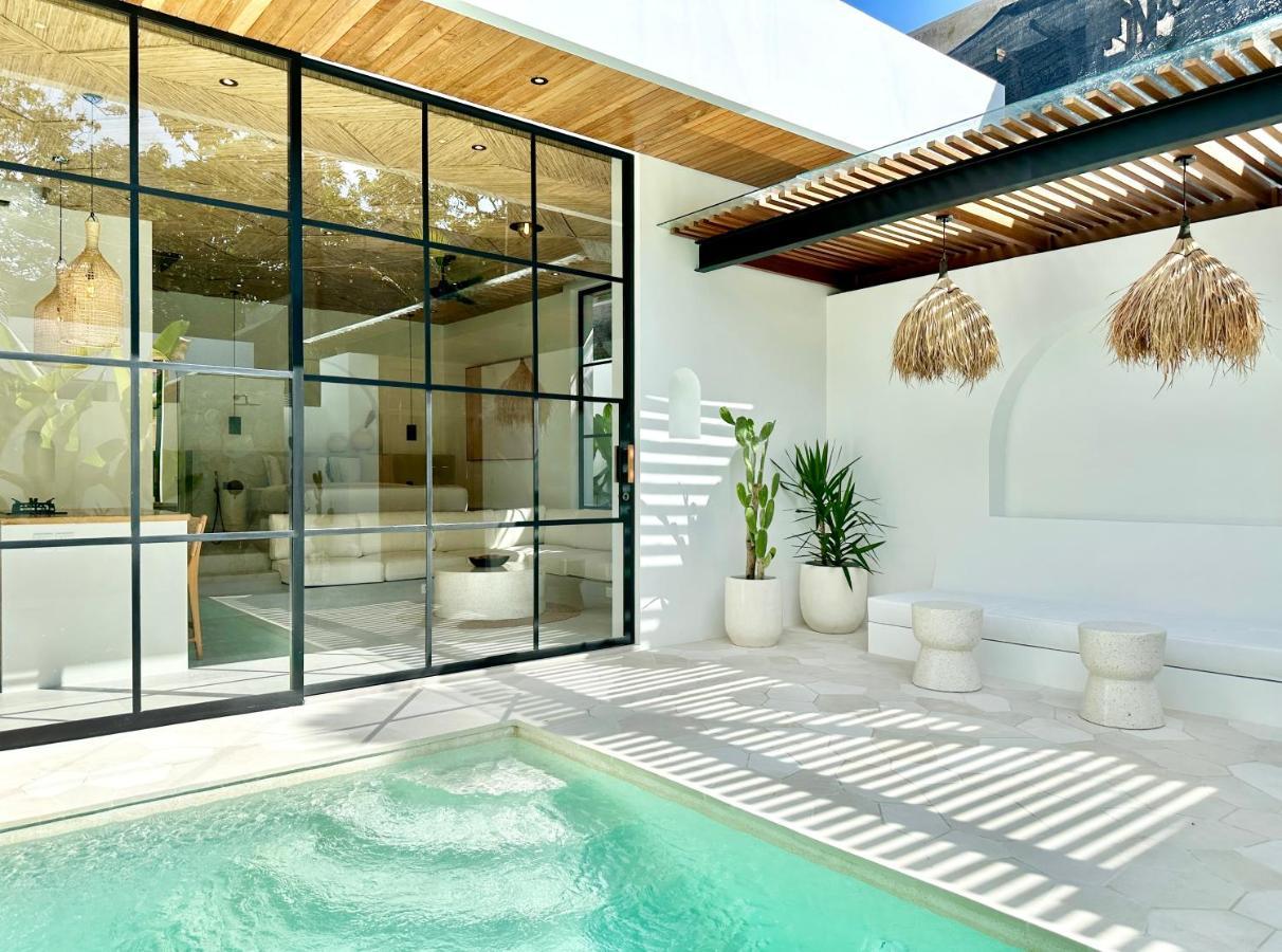 The Suites By The Young Villas Uluwatu Esterno foto